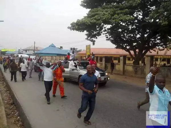 Pics: APC Fans Shut Down Traffic To Celebrate Court Ruling Against Governor Udom